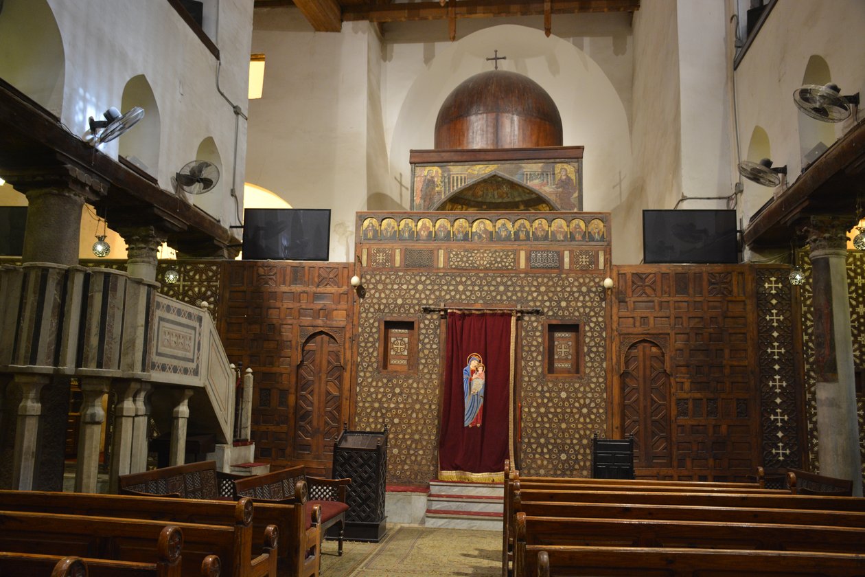 Innenraum der Abo-Serga-Kirche in Alt-Kairo, historische koptisch-orthodoxe Kirche mit Ikonen und hölzerner Ikonostase von Albert Mansour