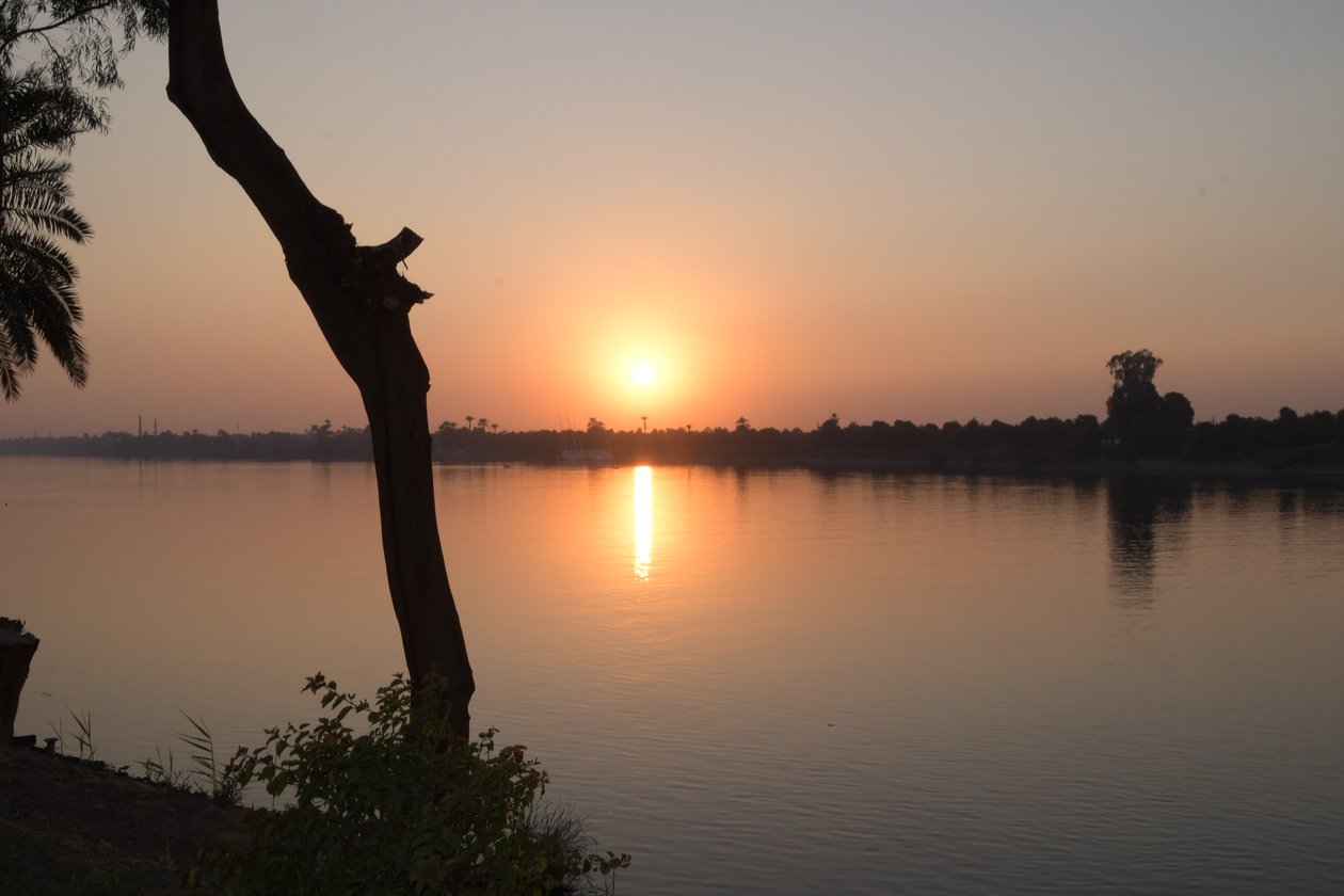 Golden Sunset Reflections on a Tranquil River von Albert Mansour