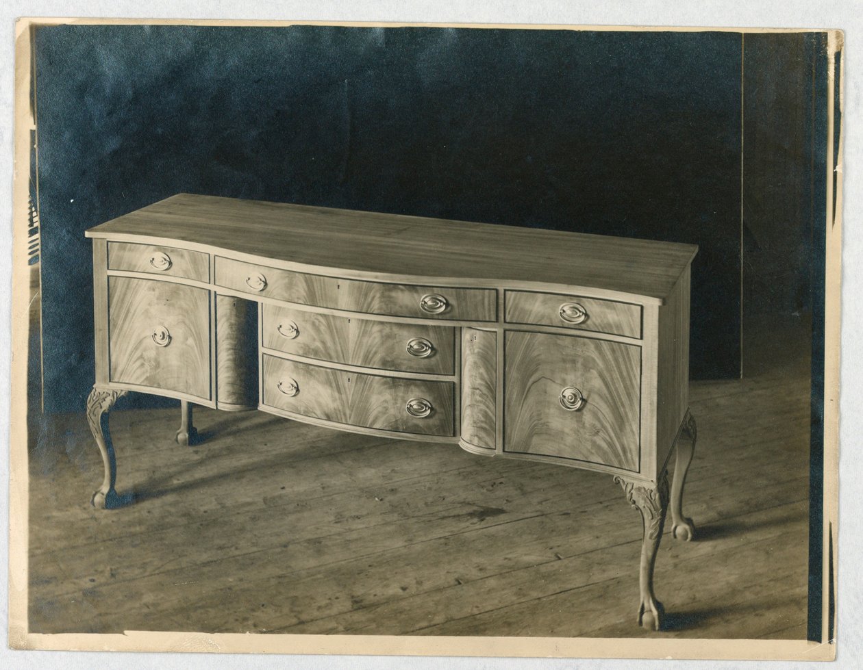 Entwurf für ein Sideboard mit vier Beinen und dreiteiliger Front von A.N. Davenport Co.