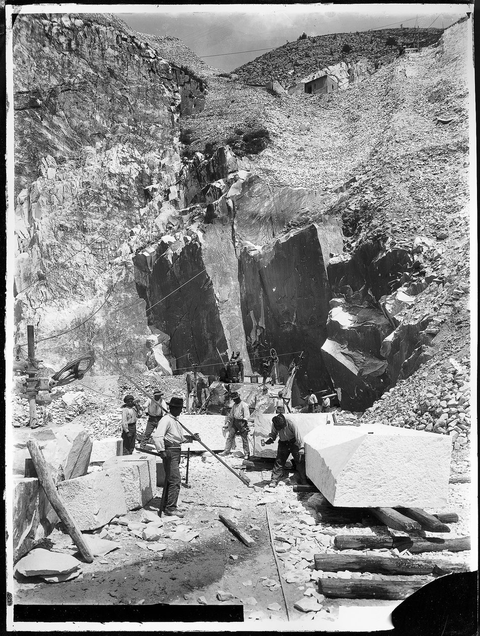 Alpi Apuane (Carrara). Steinbrecher und Marmorblöcke, die quadratisch gemacht werden von A. Corsini