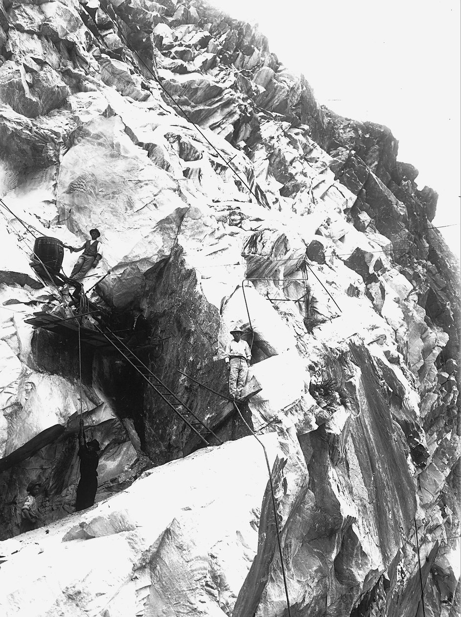 Bagger bei der Arbeit in einem Steinbruch der Firma "Fabbricotti" in Lorano, in den Apuanischen Alpen (s/w Foto) von A. Corsini