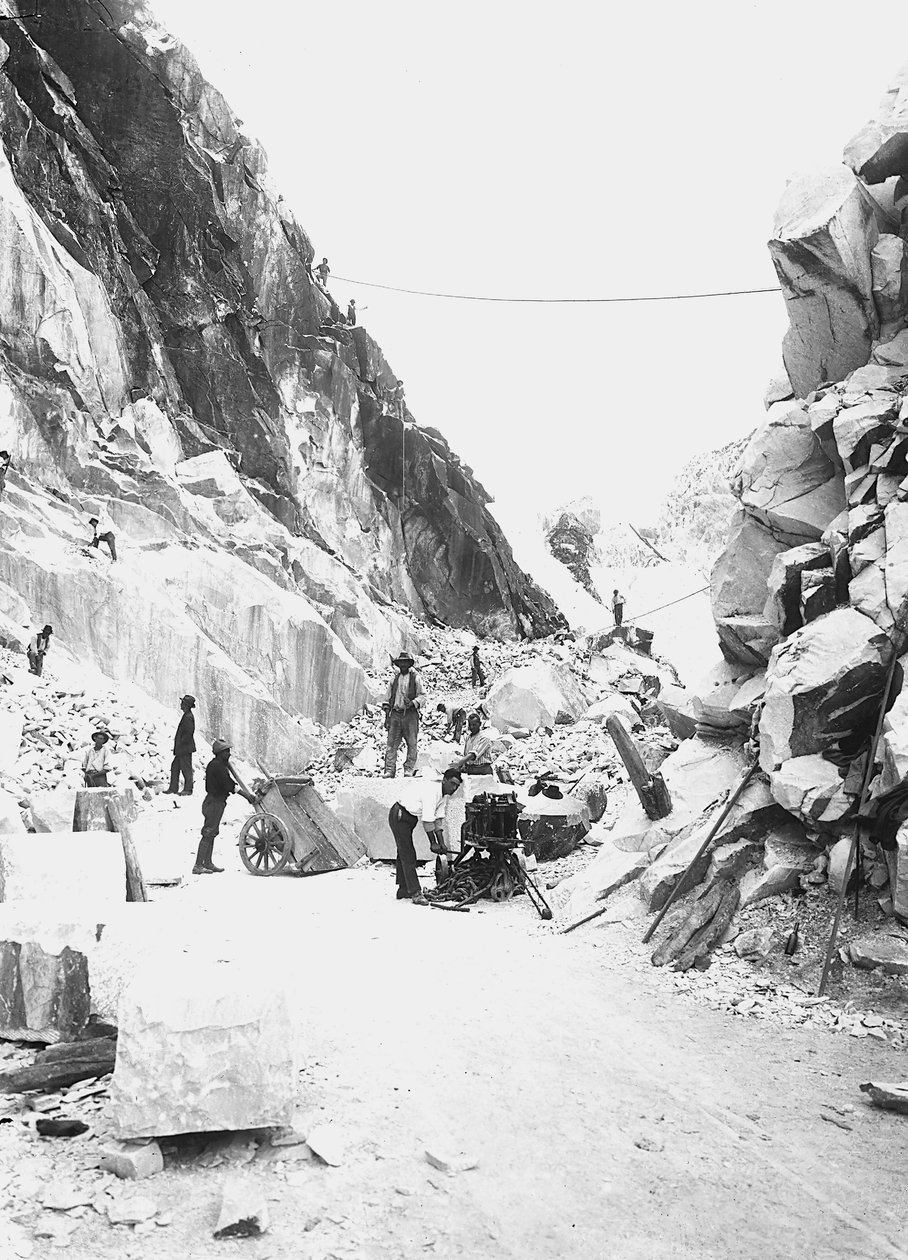 Bagger bei der Arbeit in einem Marmorsteinbruch in den Apuanischen Alpen, Toskana von A. Corsini