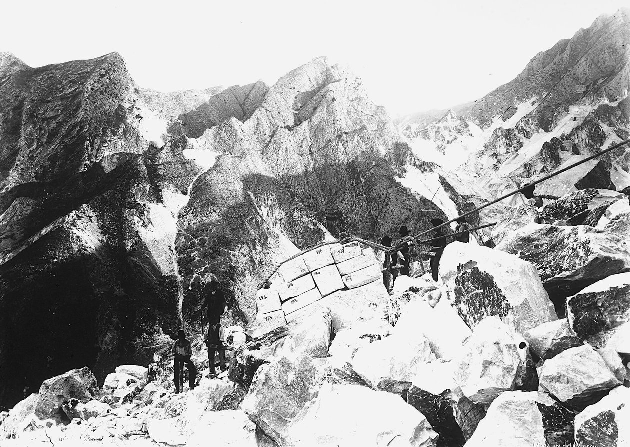 Einige Ausgräber in den Apuanischen Alpen nehmen an der 