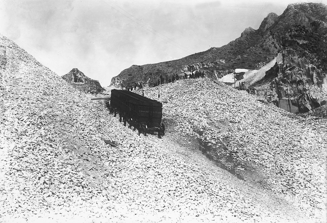 Transport eines riesigen Konvois mit Marmor entlang einer Straße in der Nähe eines Steinbruchs in den Apuanischen Alpen, Toskana von A. Corsini
