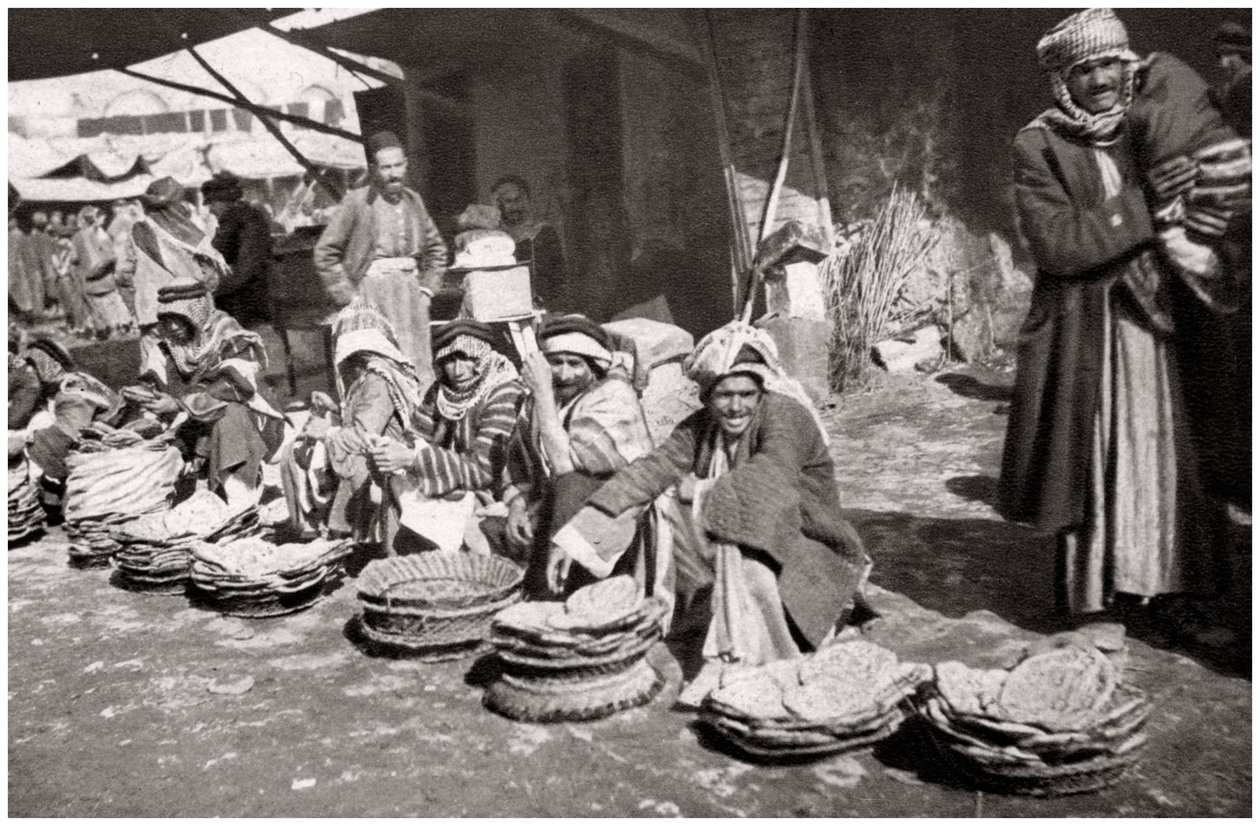 Suq El Khubur, ein einheimischer Brotmarkt, Bagdad, Irak, 1925 von A. Kerim
