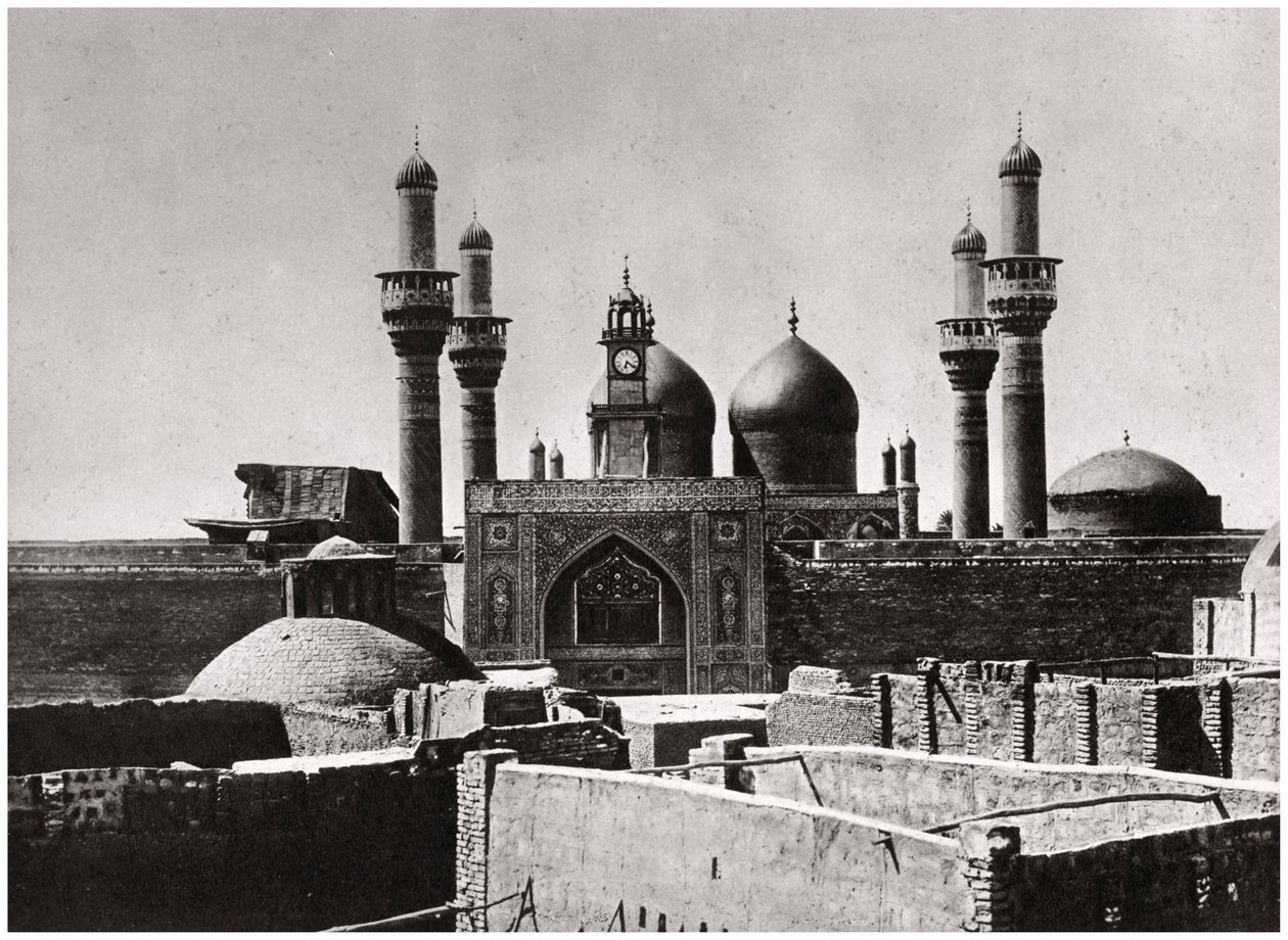 Die goldenen Kuppeln und Minarette der al-Kadhimiya-Moschee, Bagdad, Irak, 1925 von A. Kerim