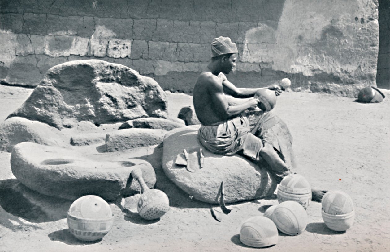 Ein Yoruba-Mann graviert Ton-Schalen und Wasserkrüge, Lagos Hinterland, Südnigeria, 1912 von A. W. Gelston