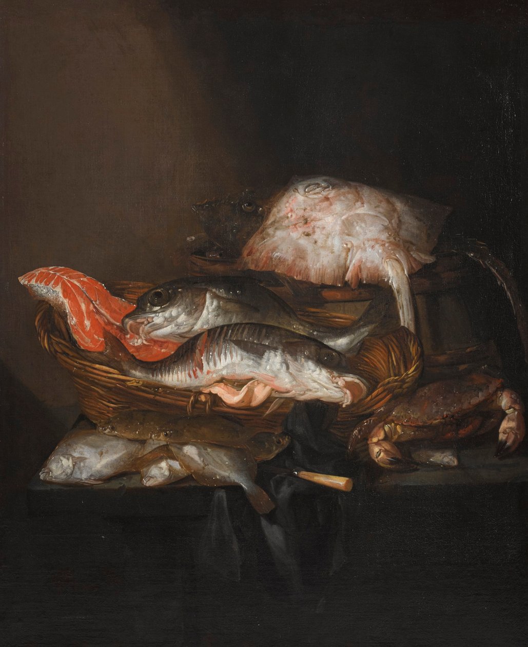 Stillleben mit einem Rochen auf einem Fass, einem Lachssteak, einem Zander und einem Kohlfisch in einem Korb, mit Flundern, einem Messer und einer Krabbe auf einem drapierten Tisch von Abraham van Beijeren