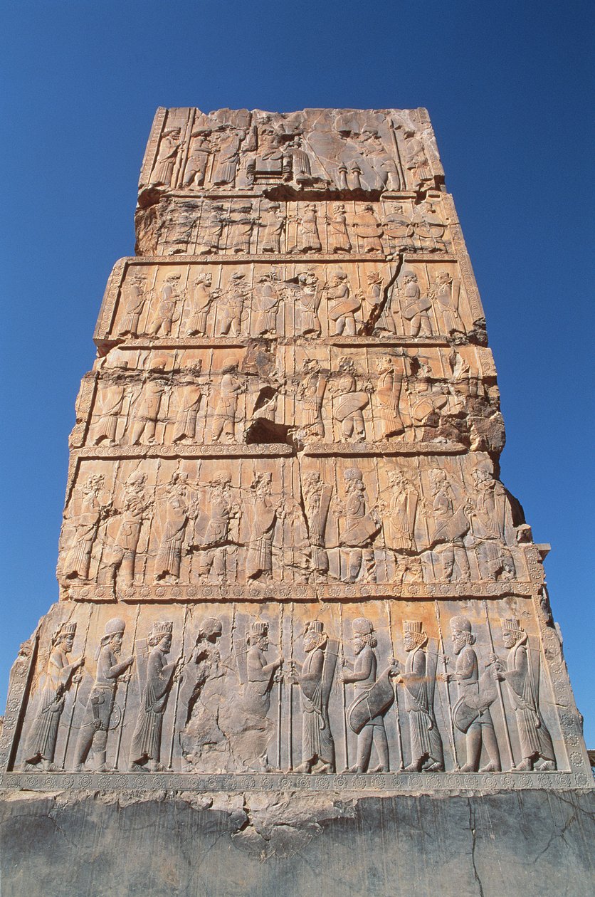 Westlicher Eingang zur Hundert-Säulen-Halle, zeigt Reihen von Würdenträgern, die den König oben unterstützen von Achaemenid