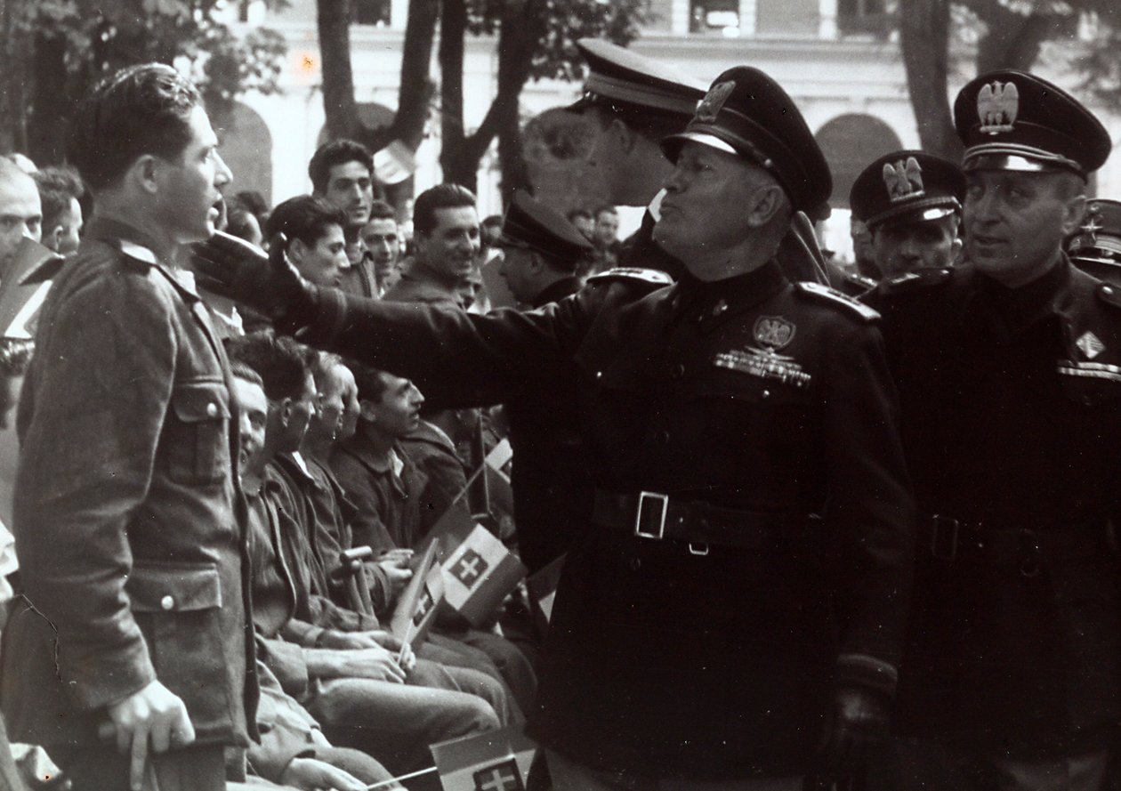 Mussolini salutiert einem Soldaten von Achille Villani