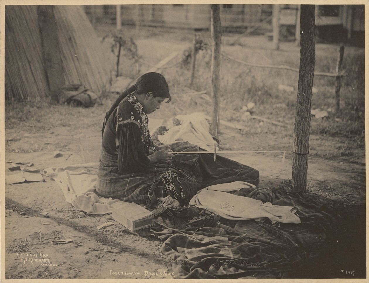 [Frau der Meskwaki-Nation beim Perlenarbeiten] von Adolph F. Muhr