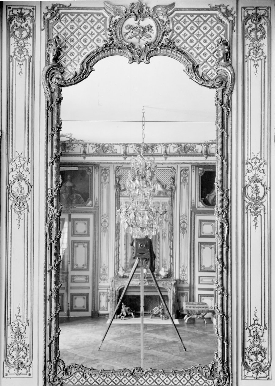 Fotografie eines Spiegels im Schloss Versailles mit der Reflexion von Giraudons Kamera, ca. 1890 von Adolphe Giraudon