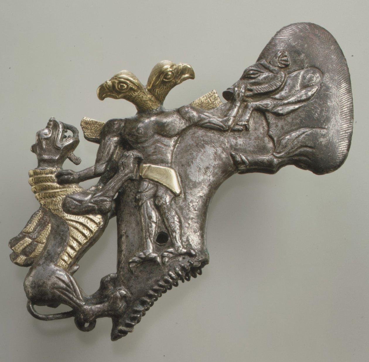 Axtkopf mit Schaftloch und vogelköpfigem Dämon, Eber und Drache, ca. spätes 3. bis frühes 2. Jahrtausend v. Chr. von Age Bronze