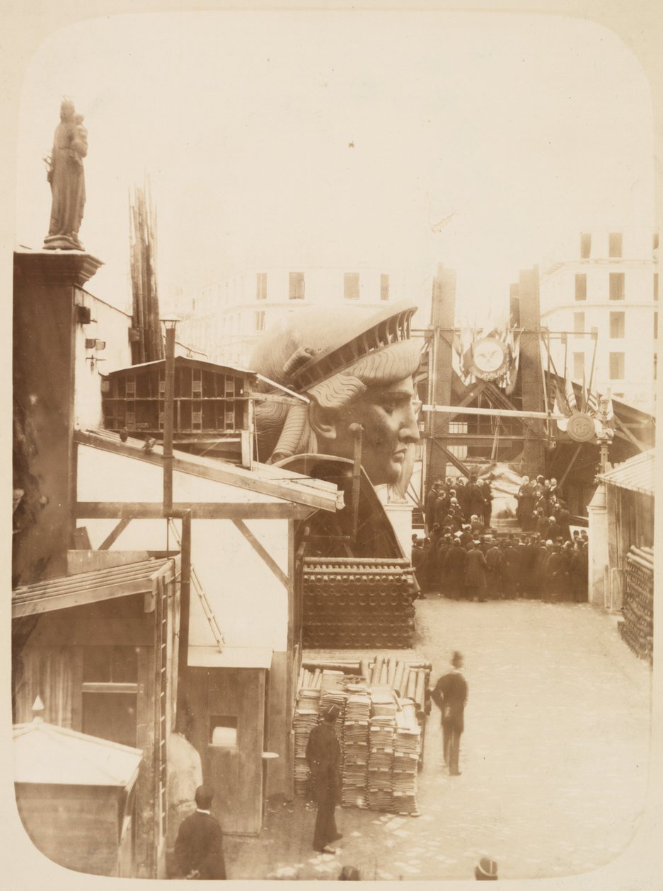 Ansicht des Außenbereichs der Monduit und Bechet Werkstatt, zeigt den Kopf der Freiheitsstatue, Paris, 1883 von Albert Fernique