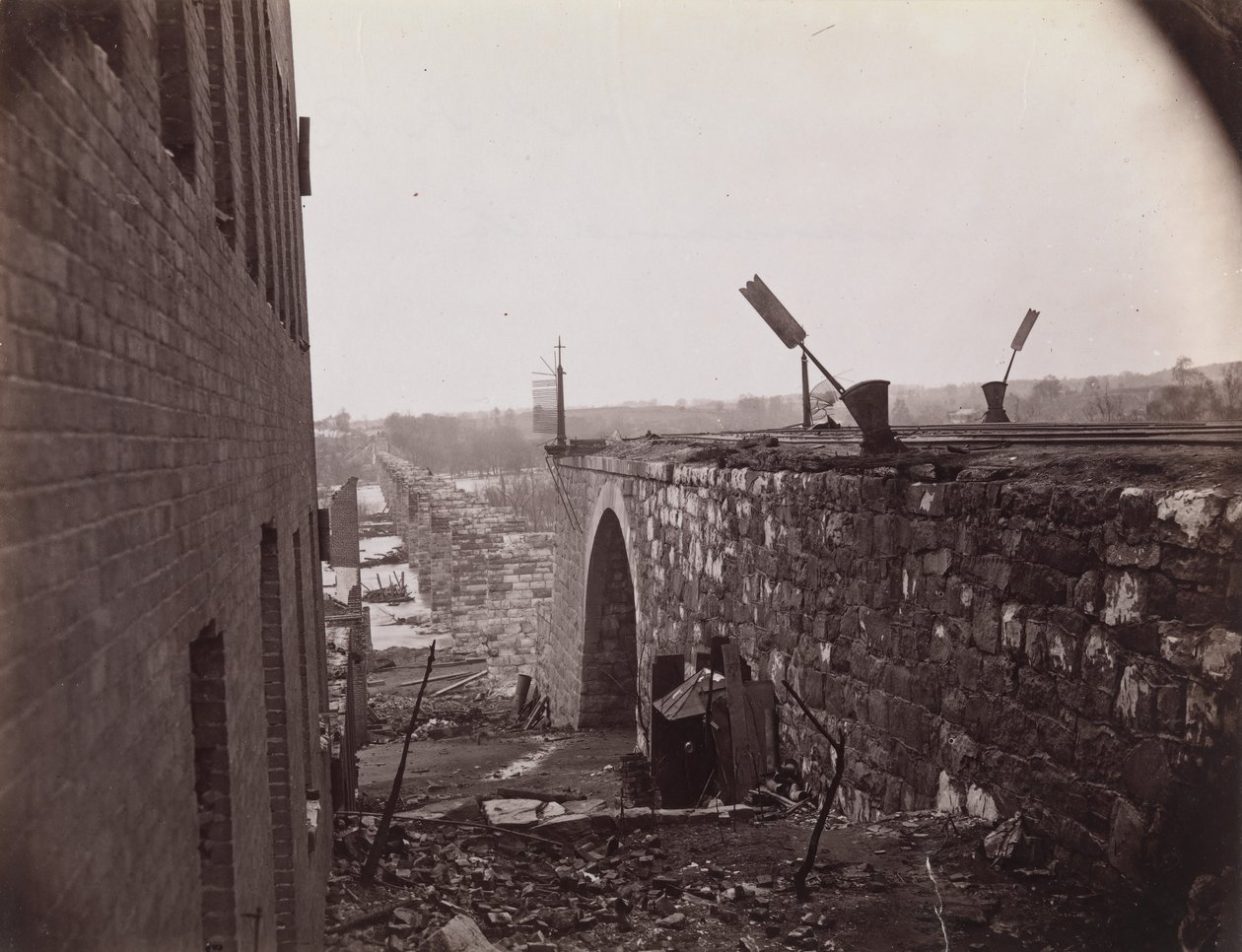 Ruinen der Richmond & Petersburg Eisenbahnbrücke, Richmond, Virginia, ca. 1865 von Alexander Gardner