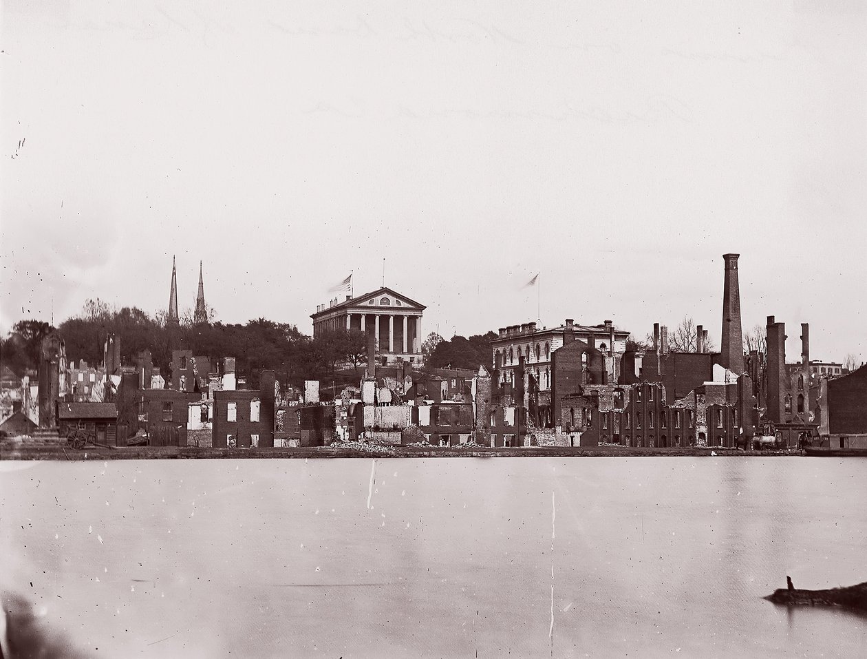 Ruinen am Nordufer des Kanals, Richmond, 1865 von Alexander Gardner