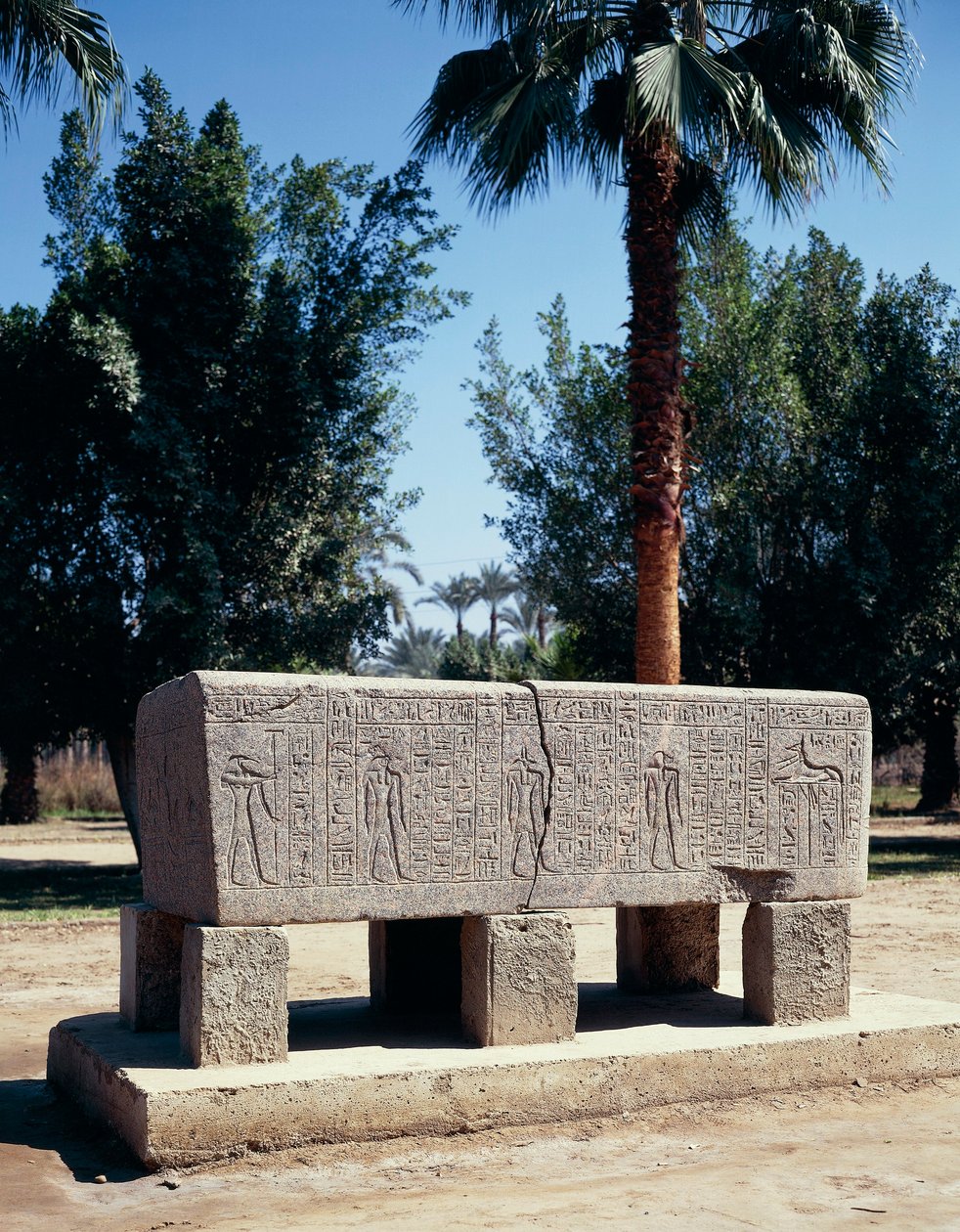Ägypten, Kairo, Altes Memphis, gravierter Sarkophag von Nicolas Toussaint Charlet