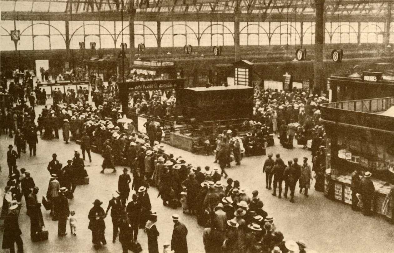Eine Schlange von Urlaubern, die auf Züge am Waterloo-Bahnhof in London warten, 1930 von Alfieri