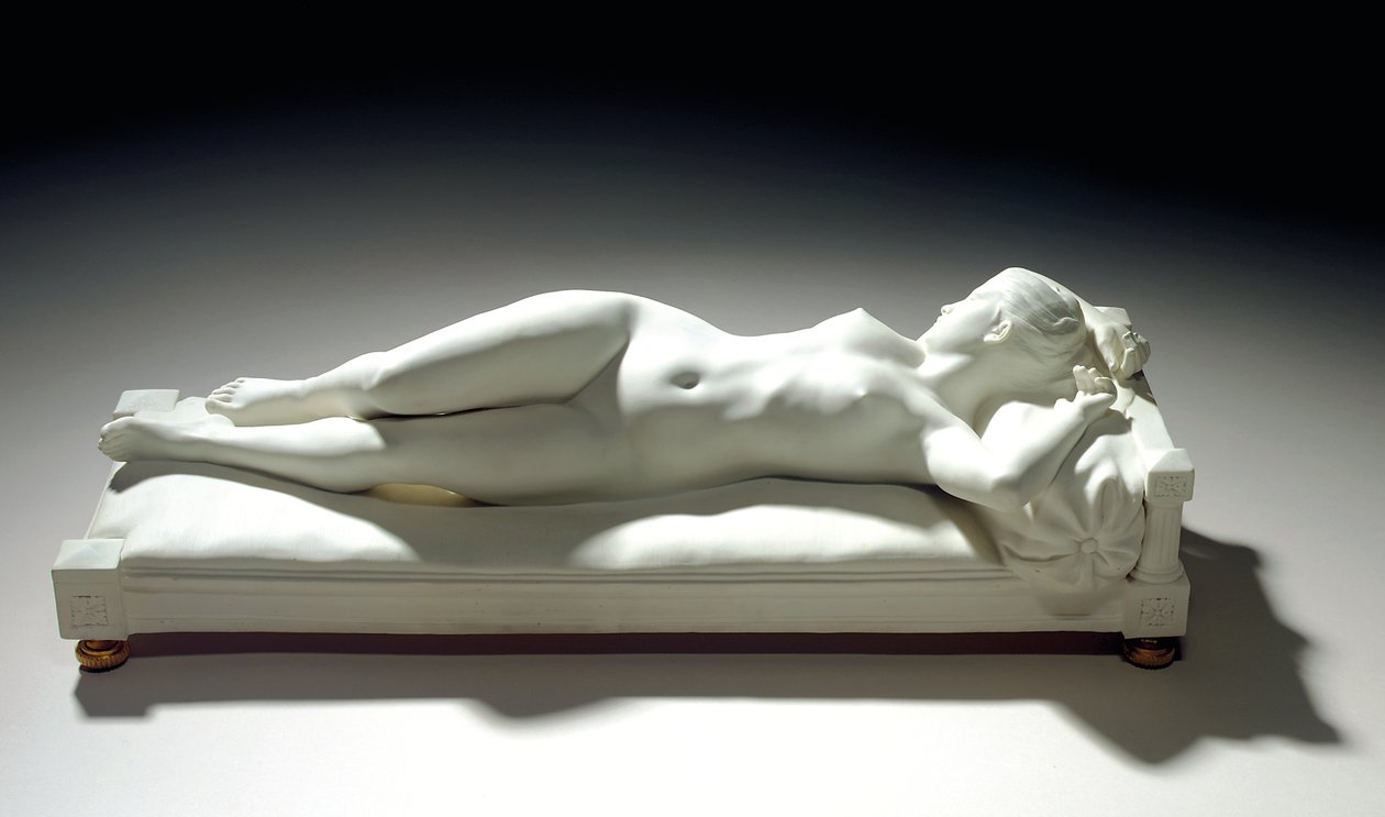Sevres Biskuitfigur einer liegenden Nackten, 