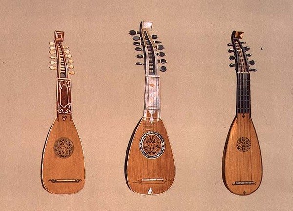 Eine Pandurina von 1734 und zwei Mailänder Mandolinen von 1775 und 1739, aus 
