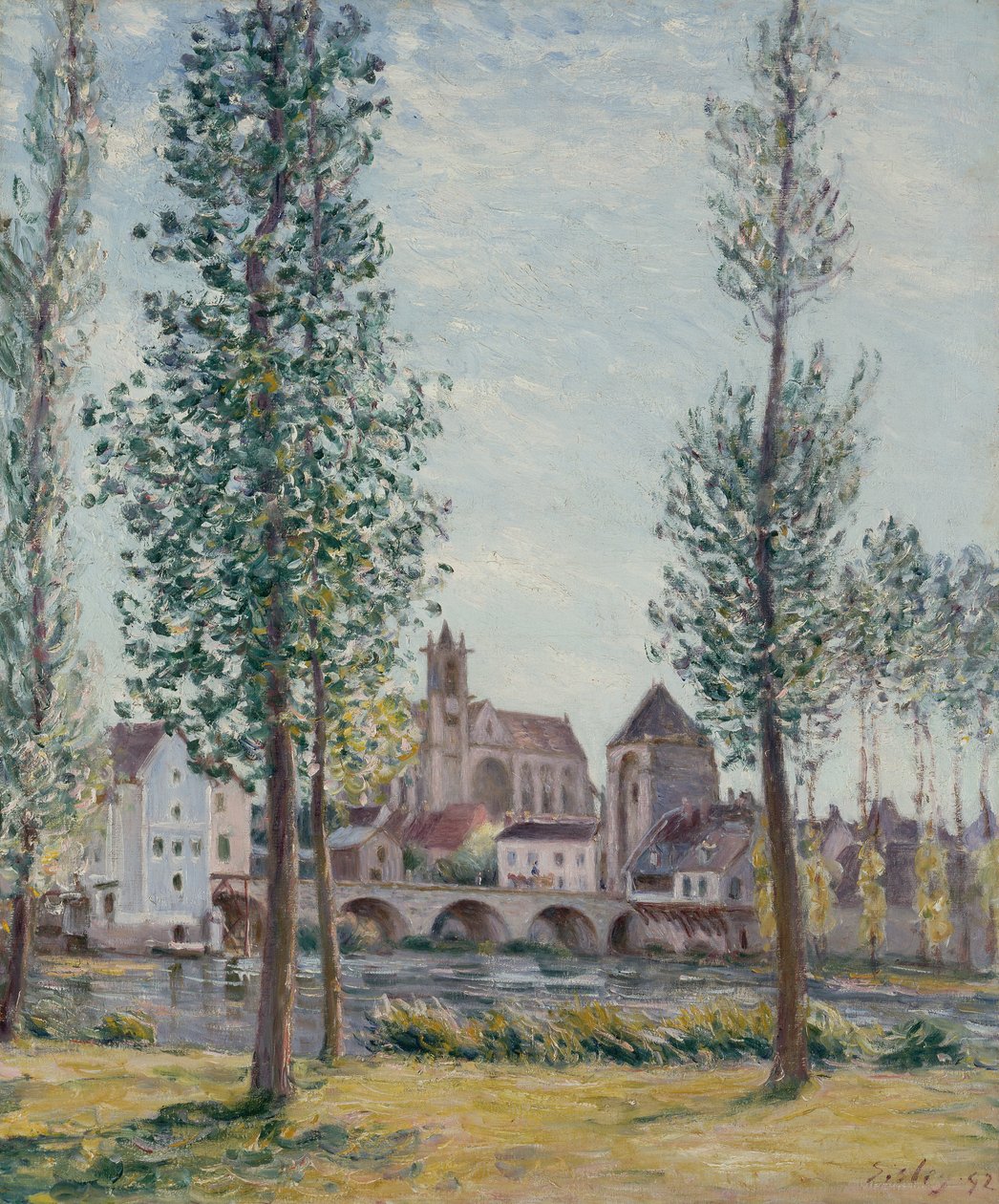 Blick auf Moret sur Loing durch die Bäume von Alfred Sisley