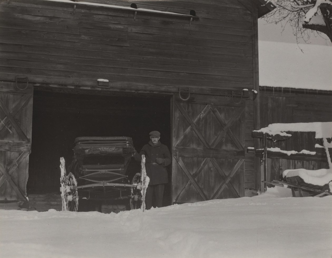 Scheune, Kutsche & Schnee von Alfred Stieglitz