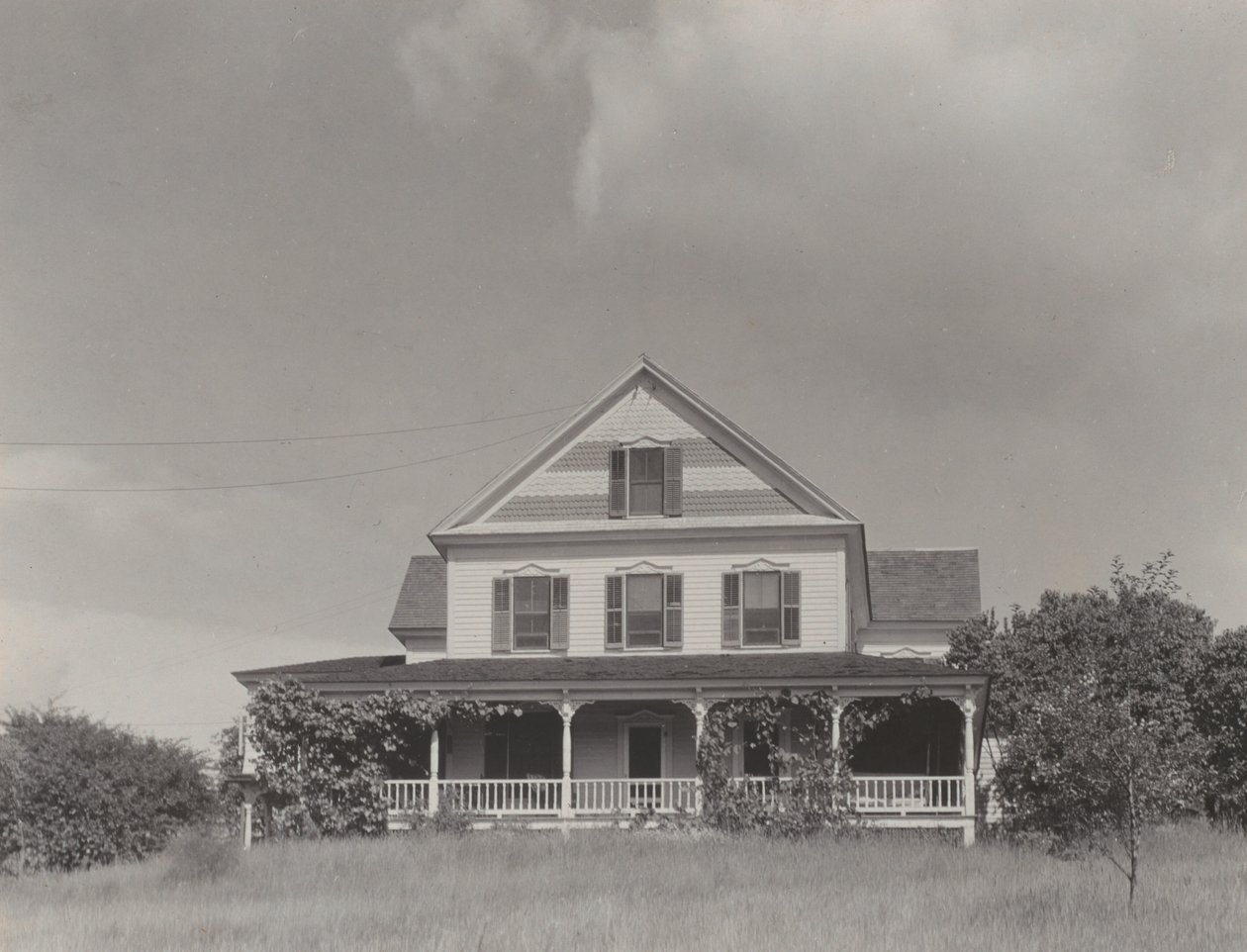 Haus auf dem Hügel, Lake George von Alfred Stieglitz