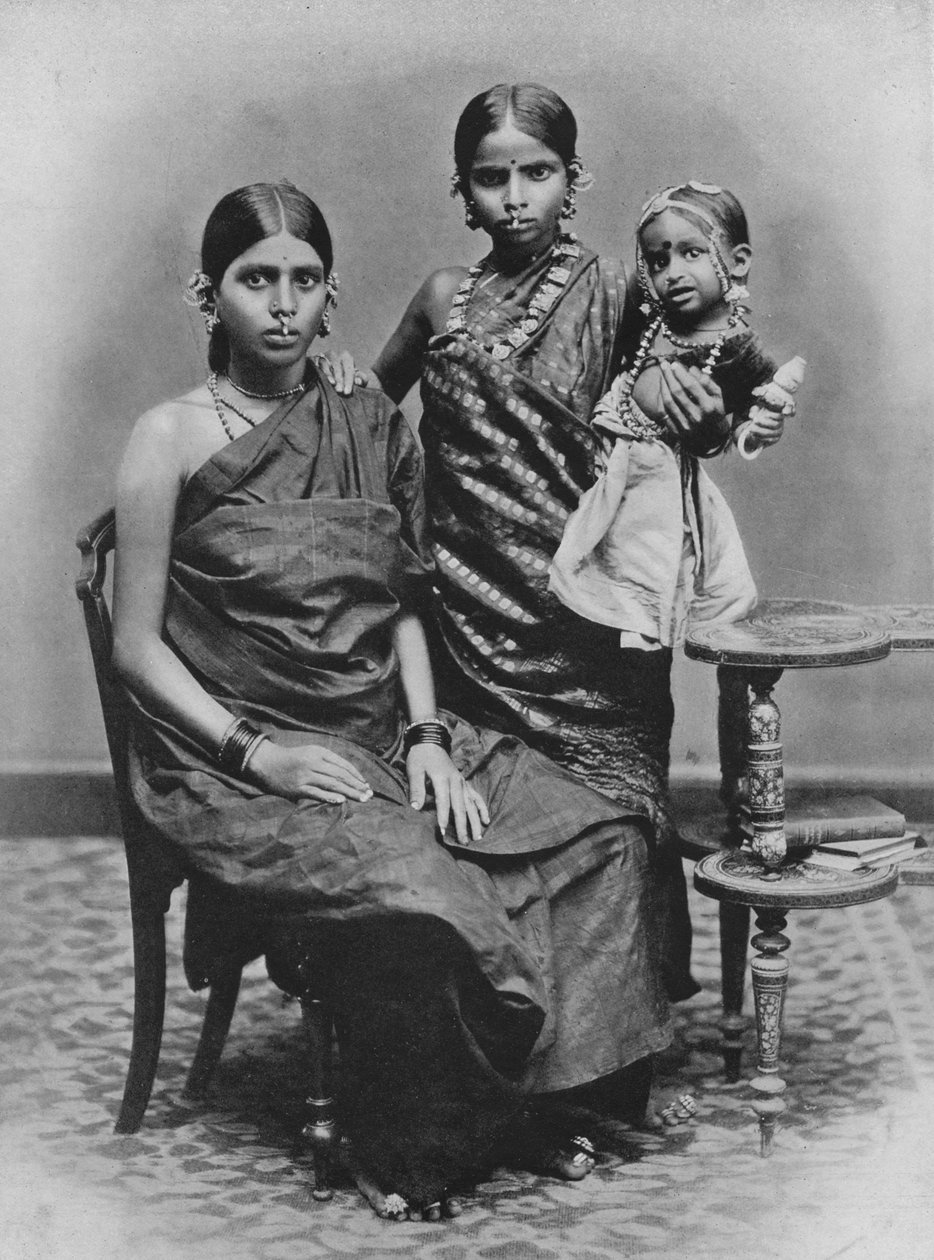 Tamilische Damen mit Fuß- und Zehenschmuck, ca. 1890, 1910 von Alfred William Amandus Plate