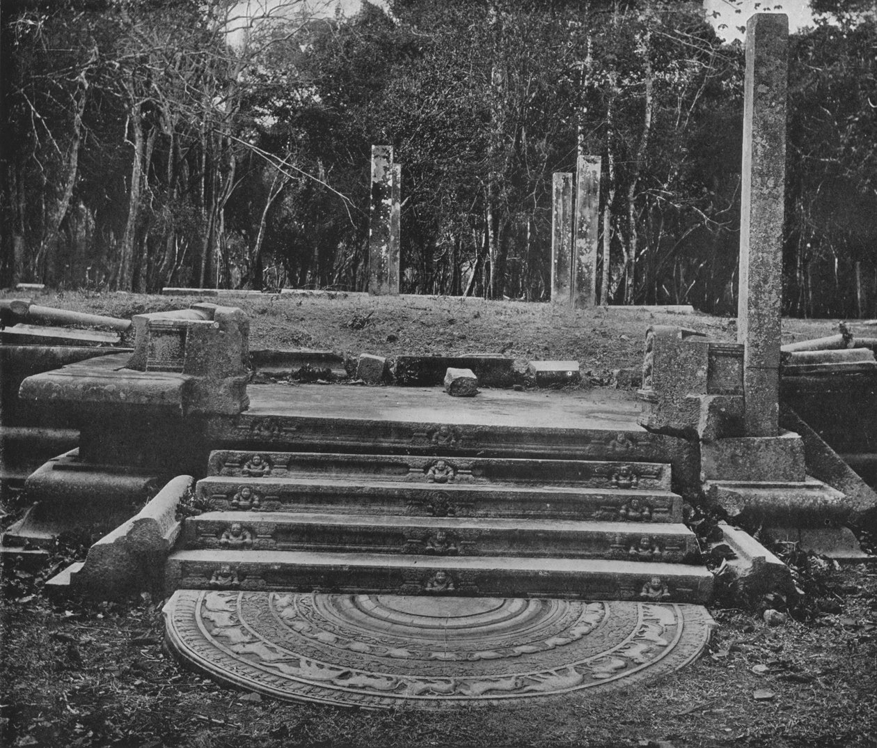 Die Ruinenstädte von Anuradhapura. Mondstein und Stufen, um 1890, 1910 von Alfred William Amandus Plate