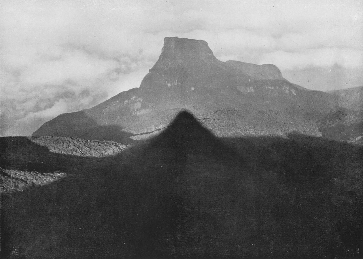 Der Schatten von Adams Peak und Bibelfelsen. Vom Gipfel bei Sonnenaufgang aufgenommen, ca. 1890, 1910 von Alfred William Amandus Plate