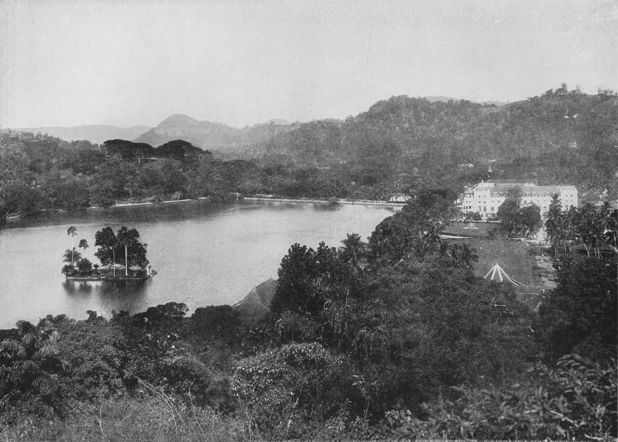 Blick auf den Kandy-See von Lady Hortons Drive, Kandy, um 1890, 1910 von Alfred William Amandus Plate