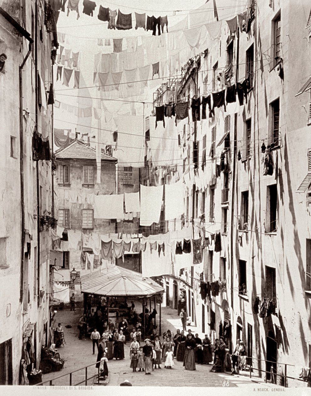 Ansicht der kleinen Piazza dei Truogoli di Santa Brigida, ca. 1895 von Alfredo Noack