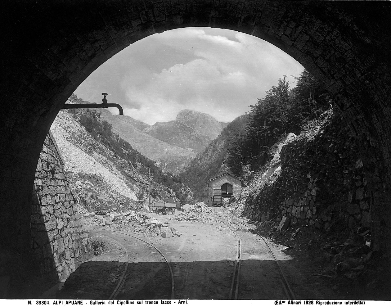 Der Cipollaio-Tunnel auf der Eisenbahnstrecke Arni-Iacco in den Apuanischen Alpen in der Provinz Lucca von Fratelli Alinari