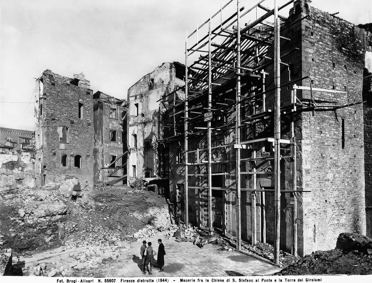 Zweiter Weltkrieg: Schäden durch den Bombenangriff zwischen der Kirche Santo Stefano al Ponte und dem Girolami-Turm, in Florenz. Dieses Foto war früher Teil der Brogi-Sammlung, gehört aber jetzt zur Alinari-Sammlung (s/w Foto) von Fratelli Alinari