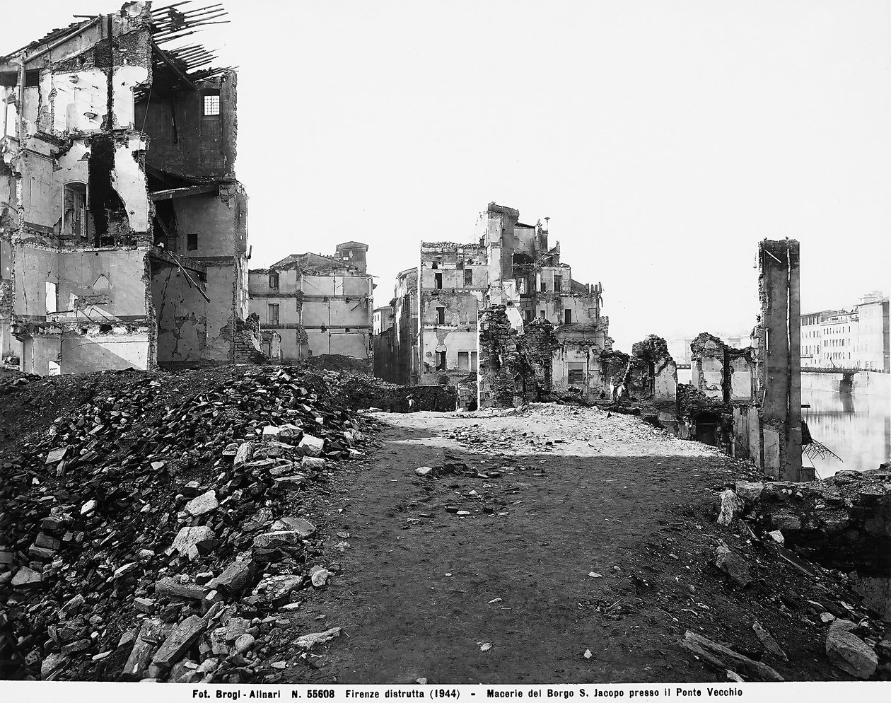 Zweiter Weltkrieg: Schäden durch den Bombenangriff in Borgo San Jacopo an der Ponte Vecchio in Florenz von Fratelli Alinari
