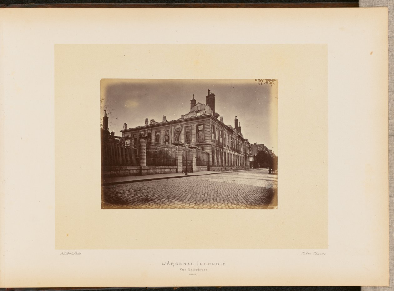 Das brennende Arsenal. Außenansicht. von Alphonse J. Liébert