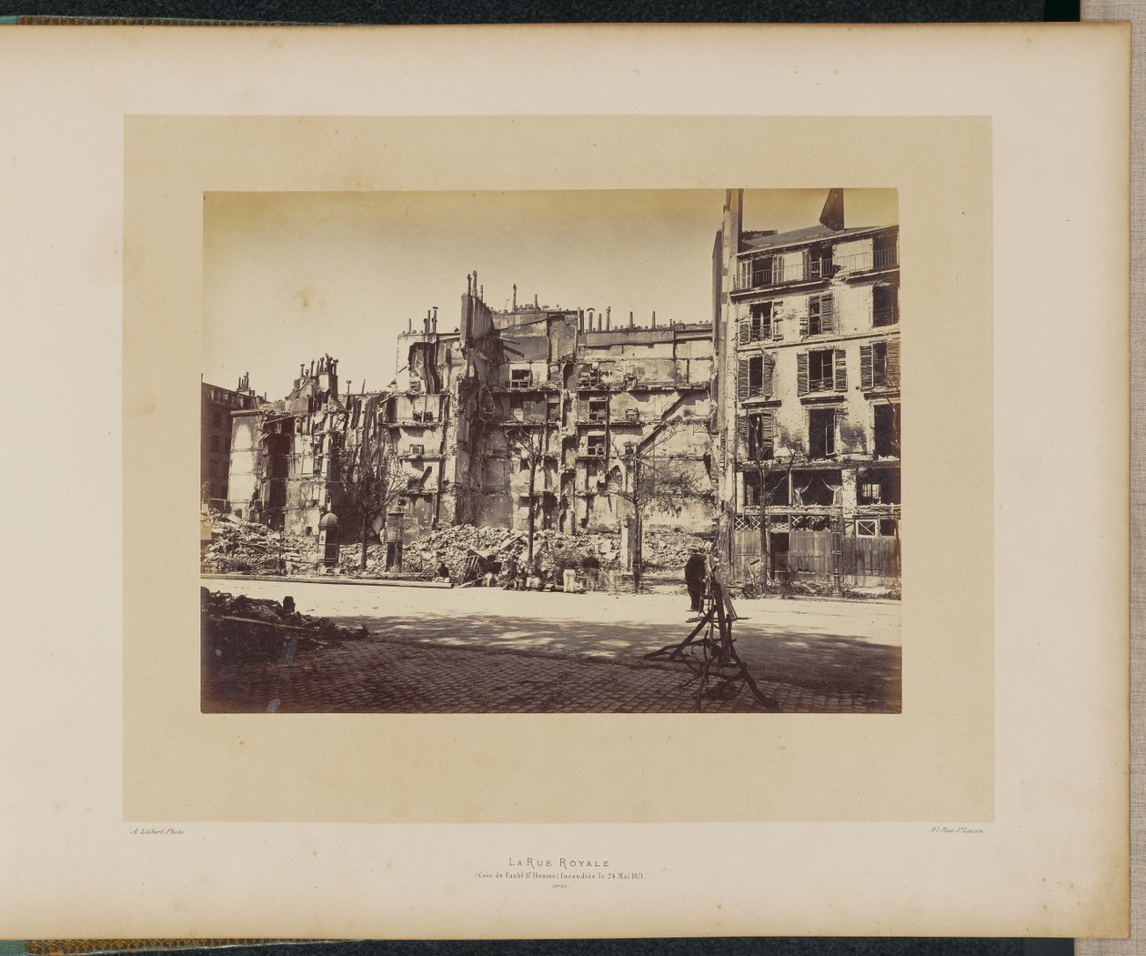 Die Rue Royale (Ecke Faubourg Saint-Honoré) am 24. Mai 1871 in Brand gesetzt von Alphonse J. Liébert