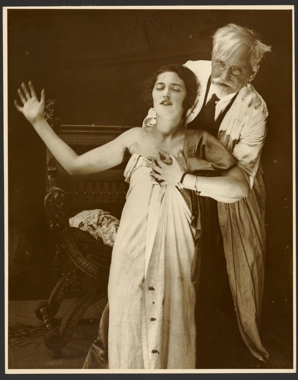 Alphonse Mucha im Kostüm mit Tochter Jaroslava als Modell für das Plakat "De Forest Phonofilm", der erste "Tonfilm" im Bio Adria Kino (Prag), Zbiroh, Böhmen von Alphonse Maria Mucha
