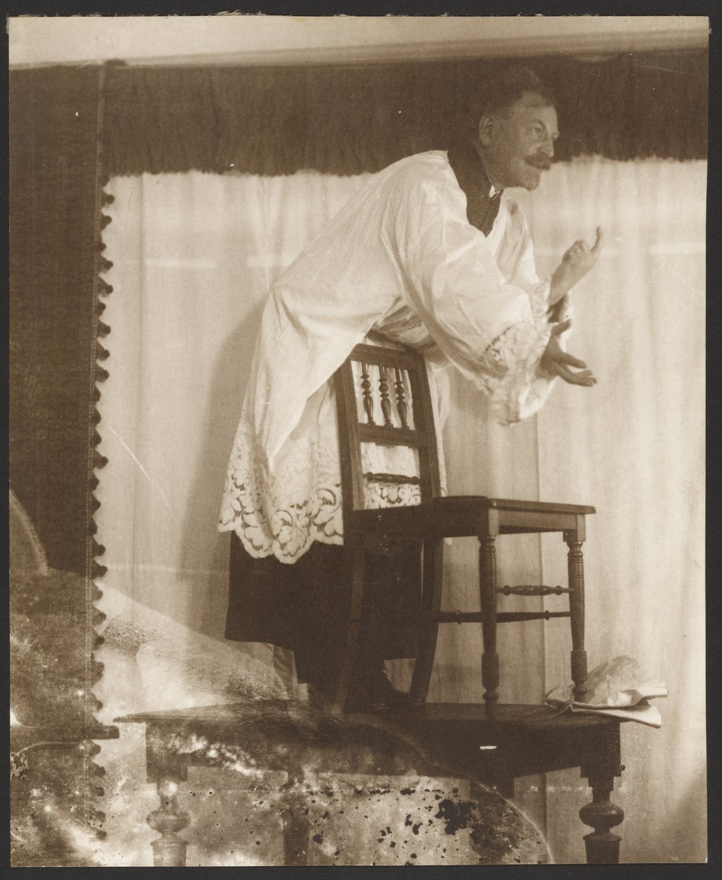 [Selbstporträt von Alphonse Mucha als "Jan Jus" für sein Bild "Meister John Juss predigt in der Bethlehem-Kapelle" (1916) aus dem "Epos der Slawen-Zyklus, Zbiroh, Böhmen"] von Alphonse Maria Mucha