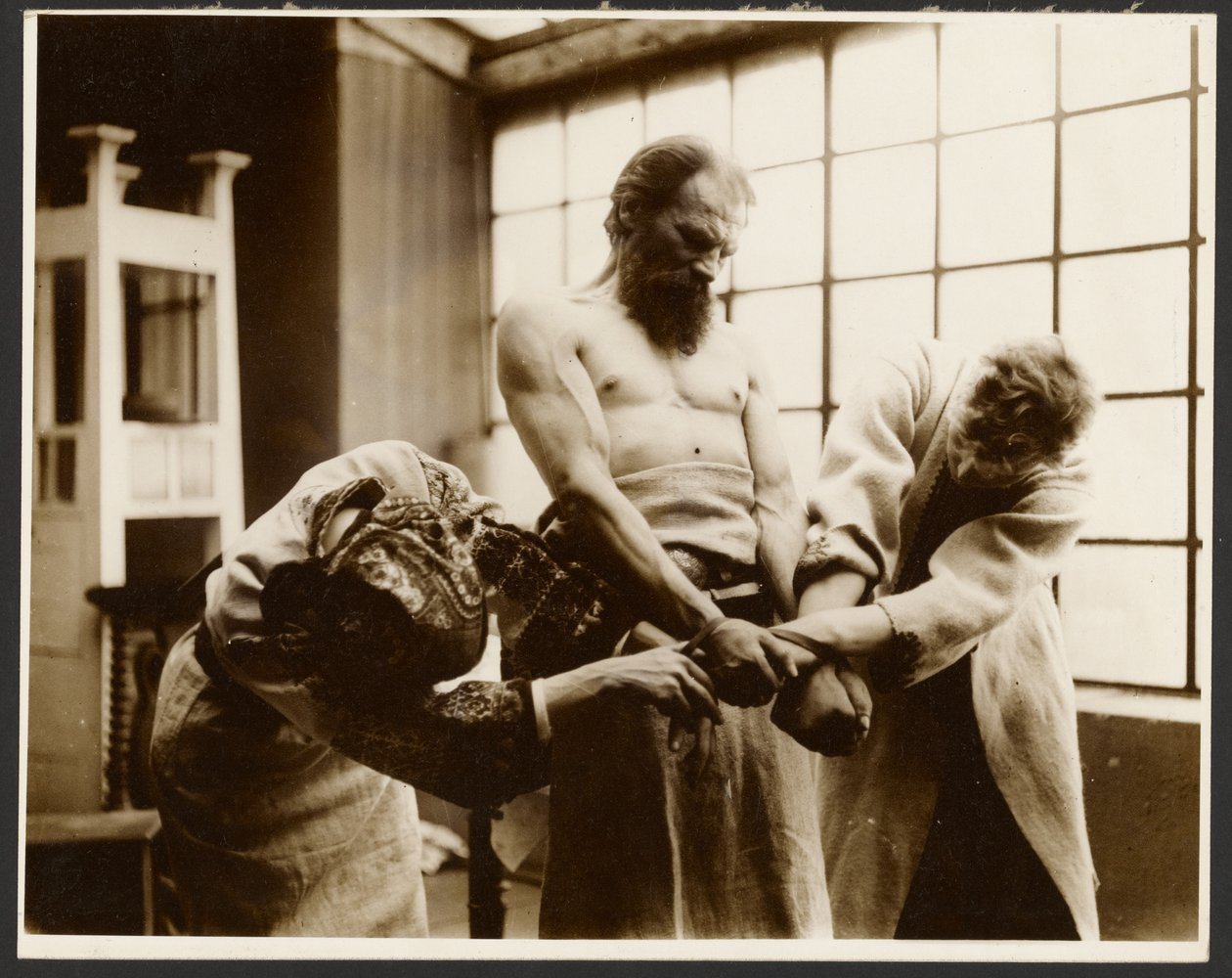 Drei Modelle posieren für die "Symbolische Gruppe" im Bild "Das Fest des Heiligen Vitus in Rügen" aus dem "Epos der Slawen-Zyklus, Zbiroh, Böhmen" von Alphonse Maria Mucha