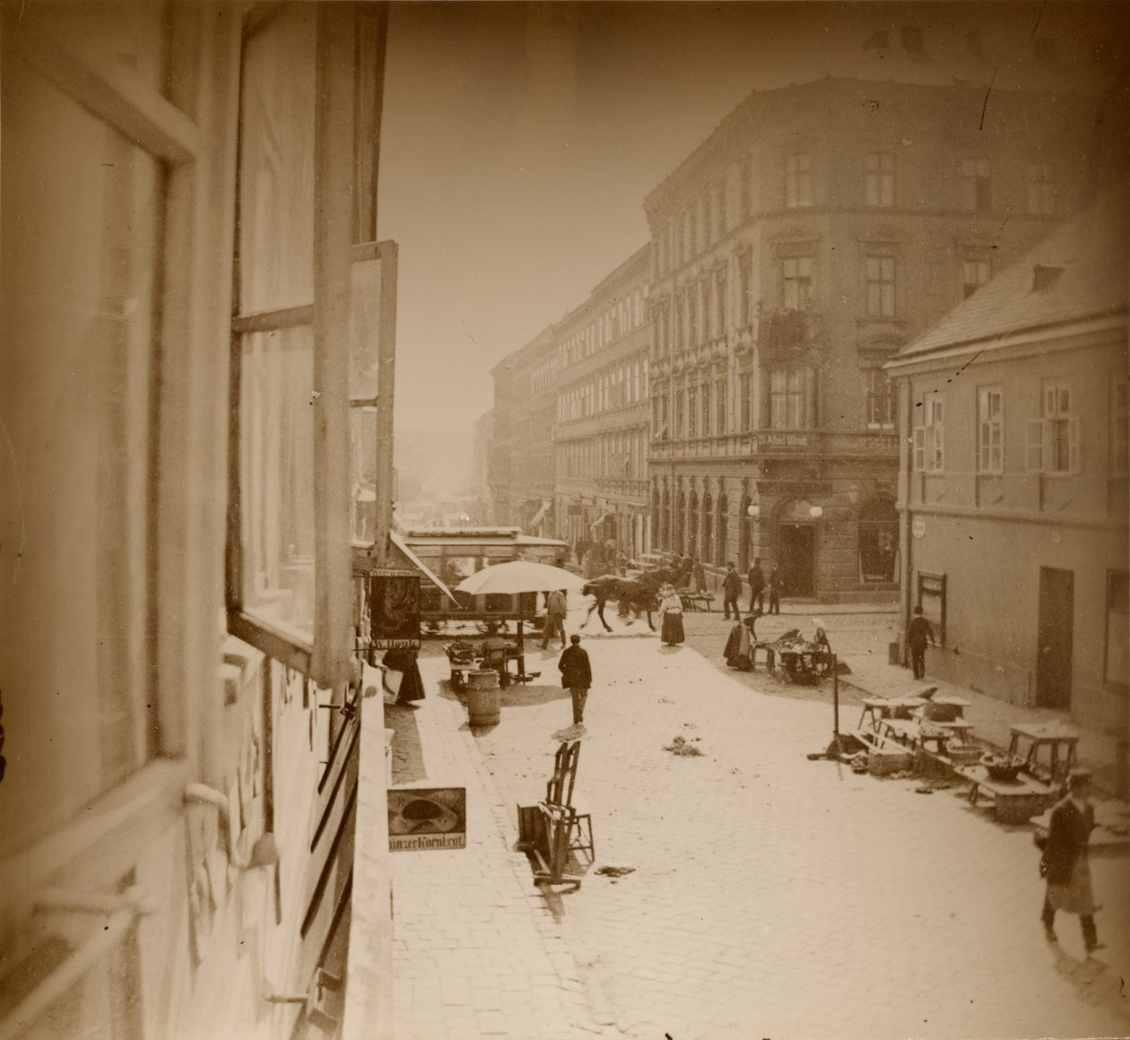Blick aus dem Fenster von Muchas Wohnung, nahe der Amalienstraße, München, 1886 von Alphonse Mucha