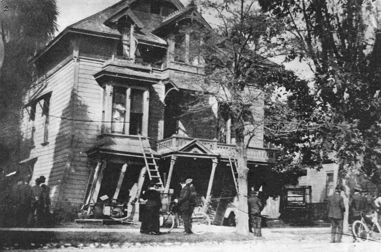 Ein Haus am Rande des Einsturzes nach dem Erdbeben von San Francisco 1906 von American Photographer