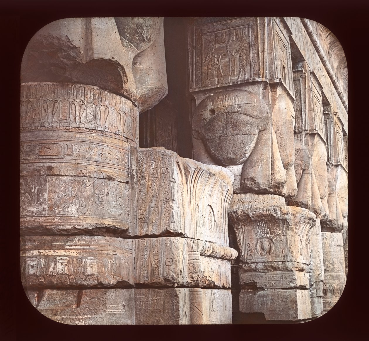 Säulen von der Fassade des Tempels von Denderah von American Photographer