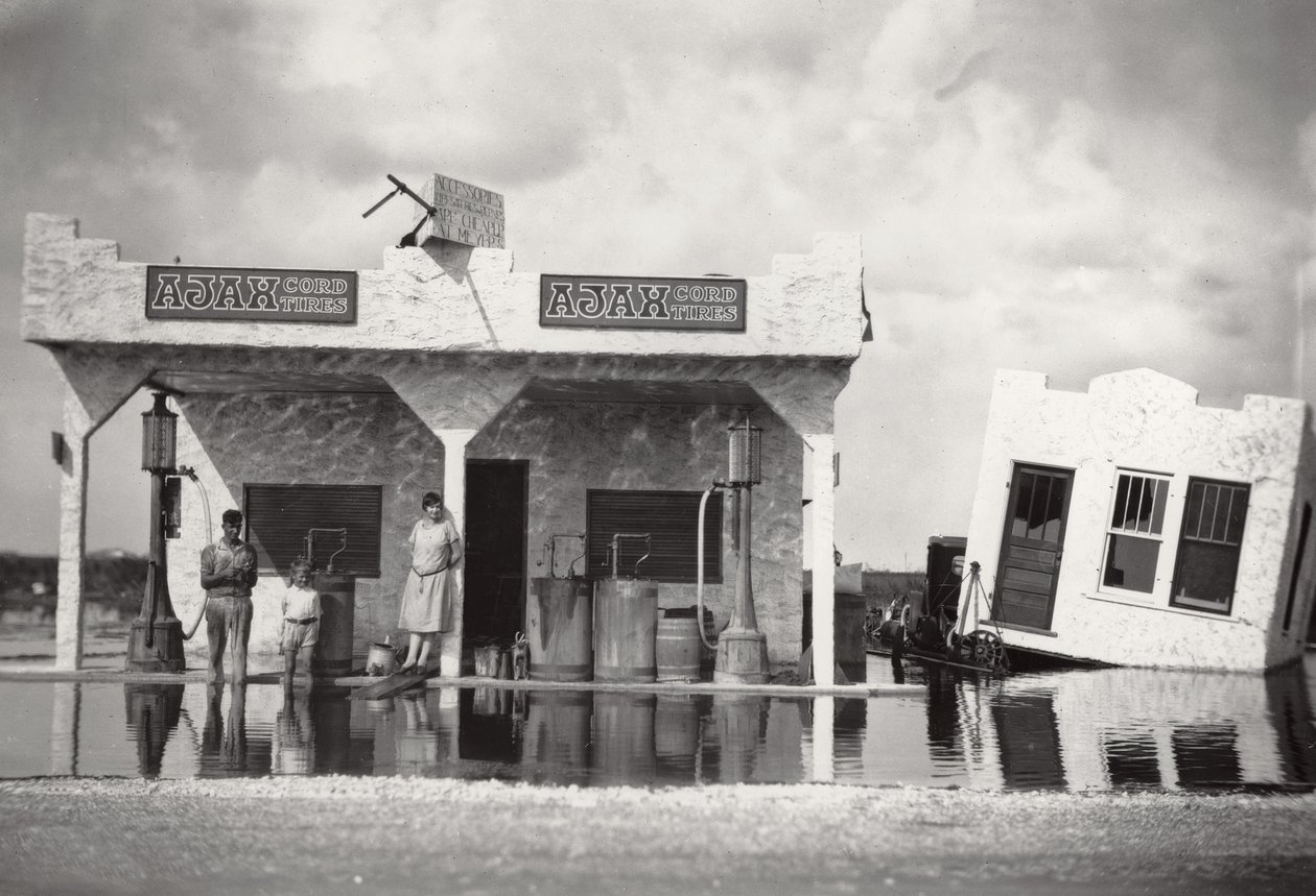 Tankstelle, Hialeah, Florida im Hurrikan von 1926, 1926 von American Photographer