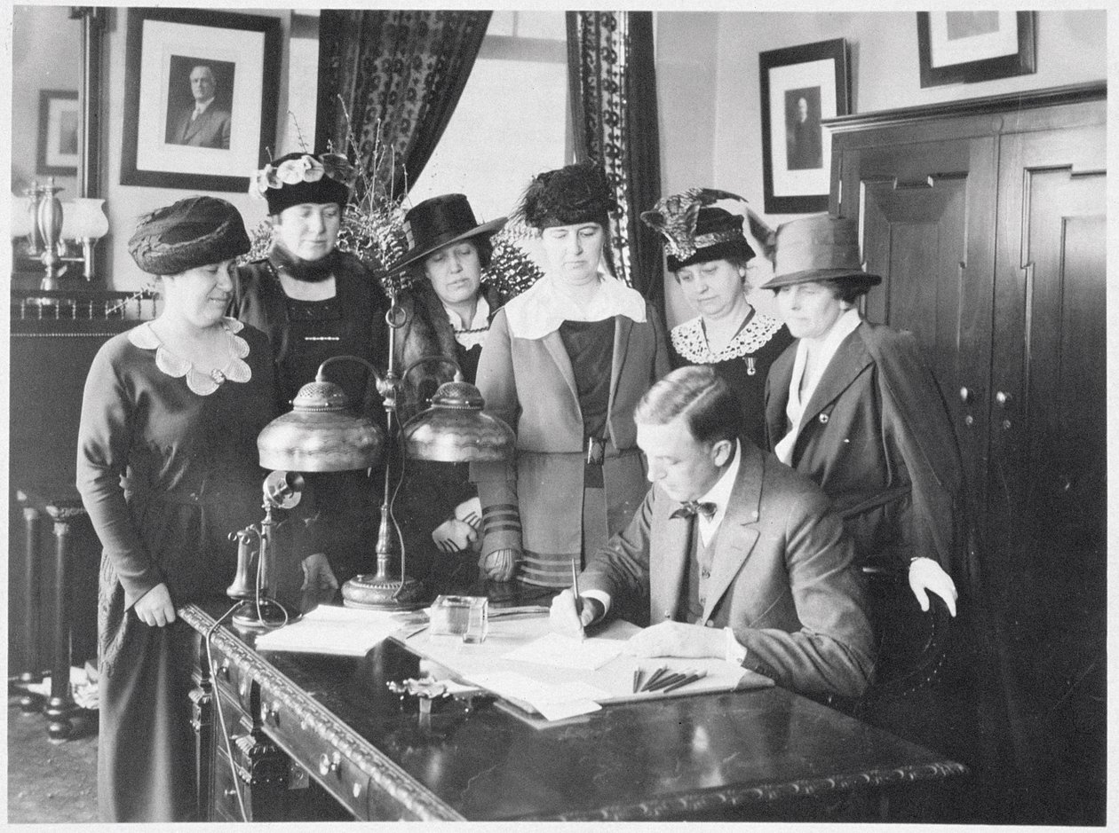 Gouverneur Carl Elias Milliken unterzeichnet das Frauenwahlrechtsgesetz, während sechs Frauen zuschauen, 1917 von American Photographer