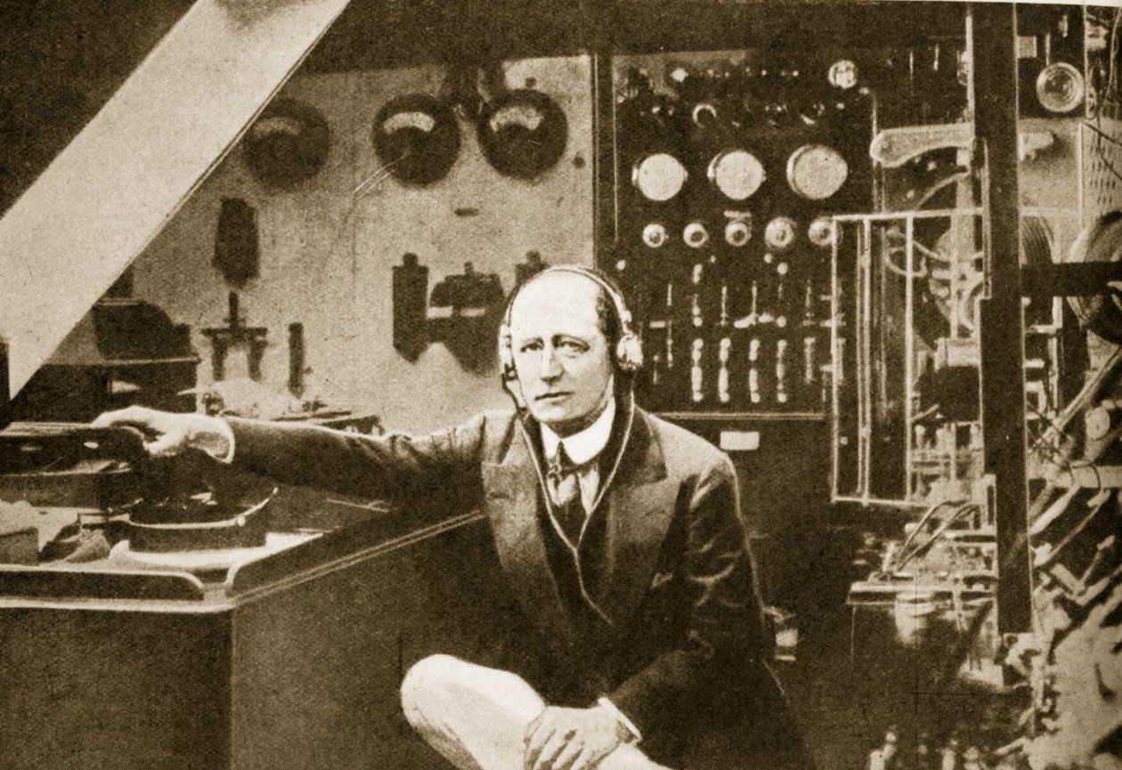 Guglielmo Marconi in der Funkkabine seiner Yacht, Elettra (Sepia-Foto) von American Photographer