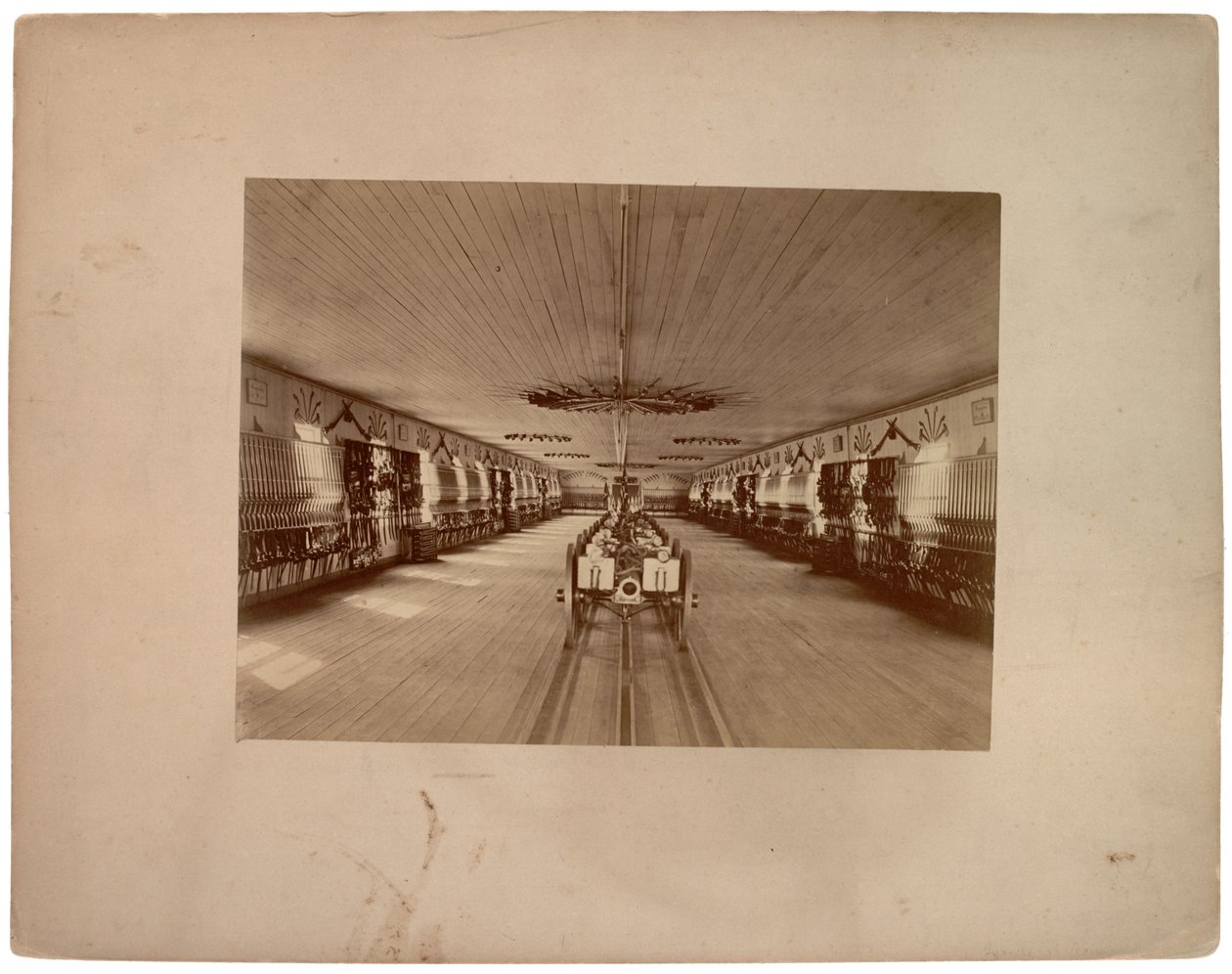 Innenansicht des Waffenraums, ca. 1870 von American Photographer