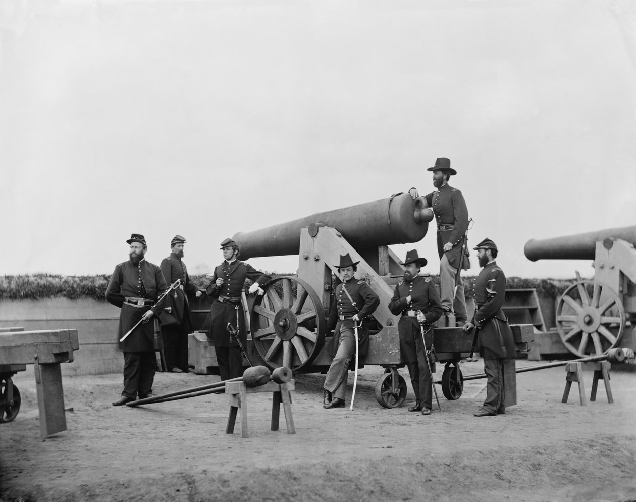 Offiziere posieren mit einem schweren Geschütz außerhalb von Washington, D.C., um 1862 von American Photographer