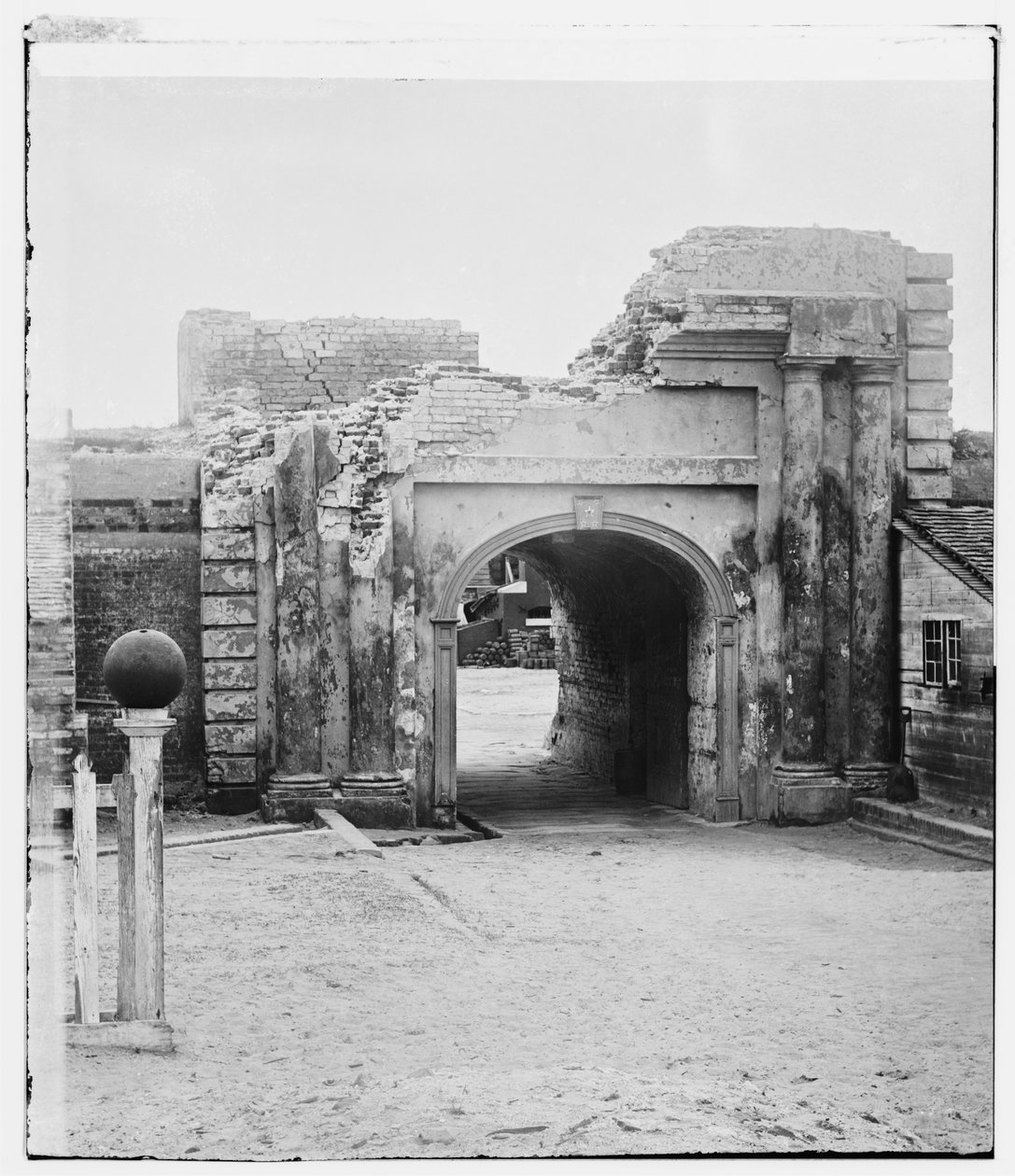 Sally-Port von Fort Moultrie, South Carolina, am Ende des Krieges, 1865 von American Photographer