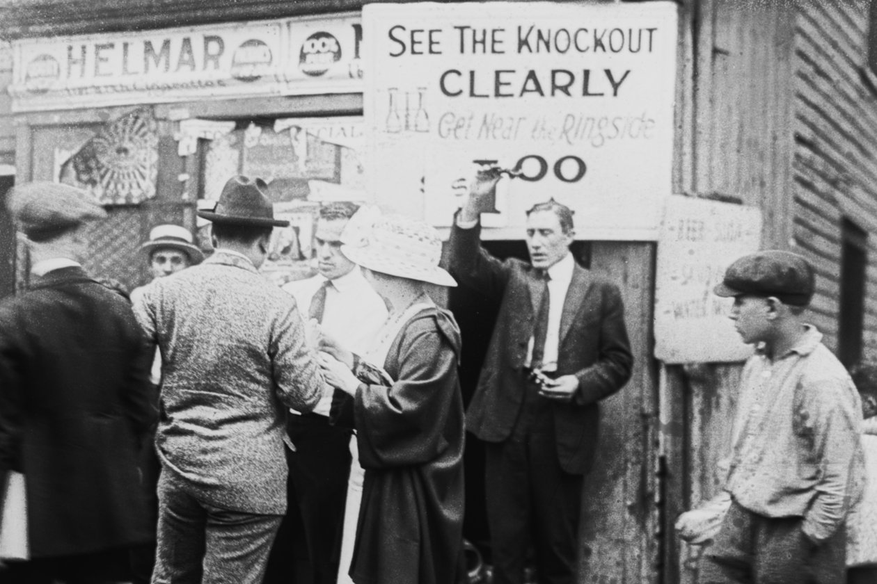Verkauf von Operngläsern für die beste Sicht auf den Boxkampf, New York, 1900 von American Photographer
